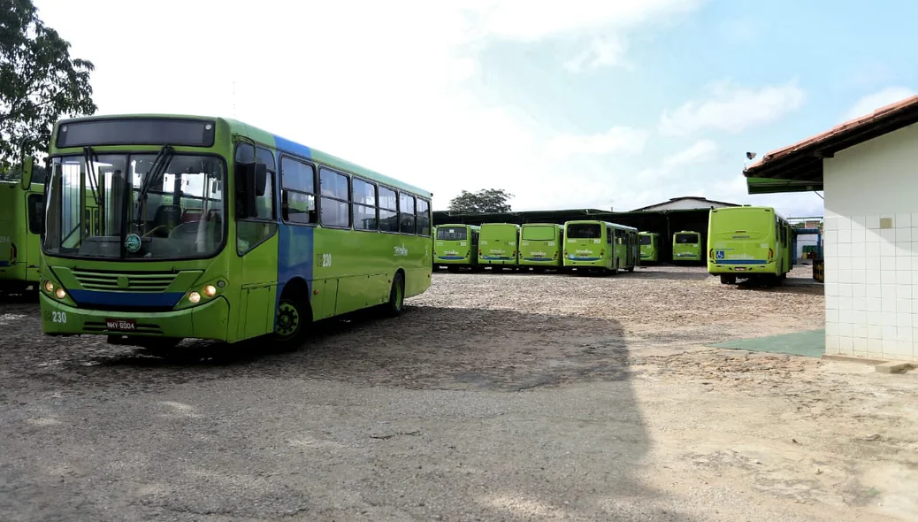 Ônibus na garagem da Emtracol na zona sudeste de Teresina