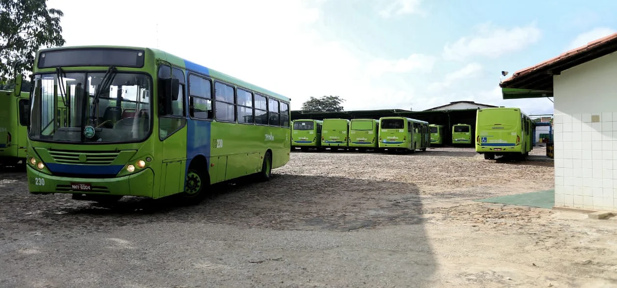 Ônibus na garagem da Emtracol na zona sudeste de Teresina