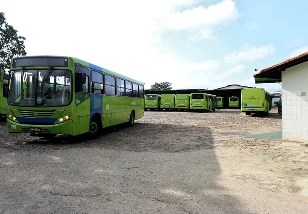 Ônibus na garagem da Emtracol na zona sudeste de Teresina