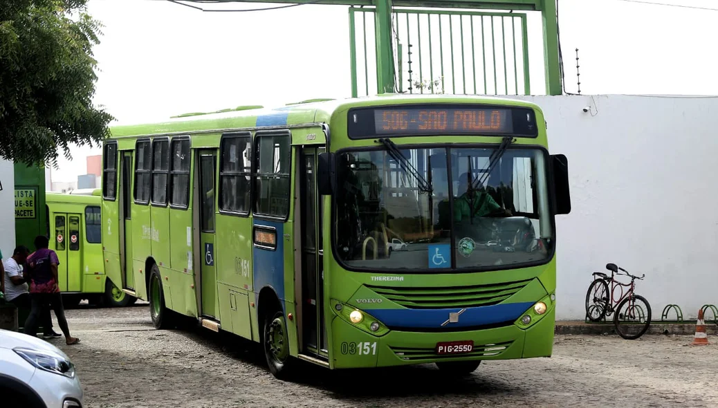 Ônibus saindo da garagem da Emtracol na zona sudeste de Teresna