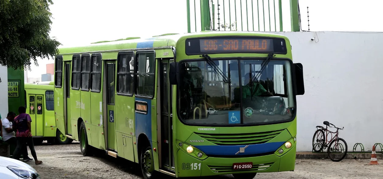 Ônibus saindo da garagem da Emtracol na zona sudeste de Teresna