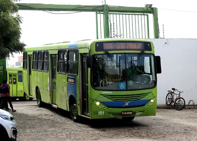 Ônibus saindo da garagem da Emtracol na zona sudeste de Teresna