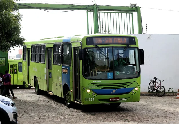Ônibus saindo da garagem da Emtracol na zona sudeste de Teresna