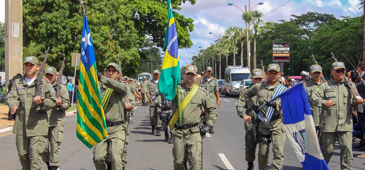 Policiais no desfile de abertura do Legislativo