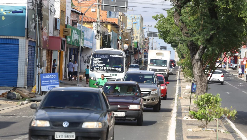 Trânsito na avenida principal do Dirceu