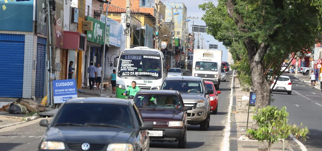 Trânsito na avenida principal do Dirceu