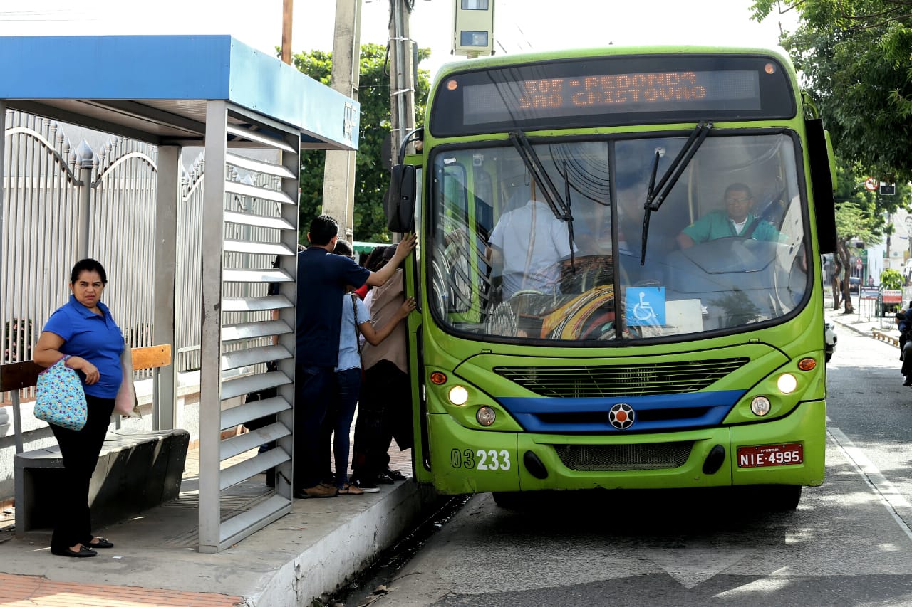 Usuários na parada de ônibus na zona sudeste de Teresina