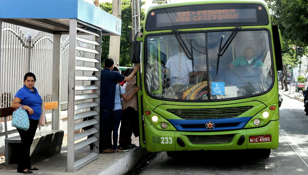 Usuários na parada de ônibus na zona sudeste de Teresina
