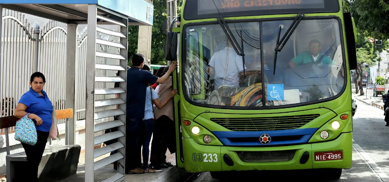 Usuários na parada de ônibus na zona sudeste de Teresina