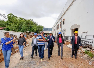 Governador em visita a obra de reforma da Defensoria Pública