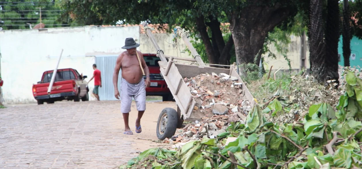 Lixo sendo jogado
