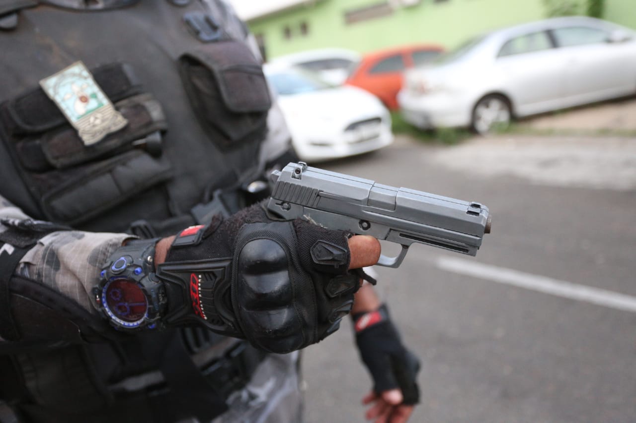 Simulacro de arma de fogo apreendido