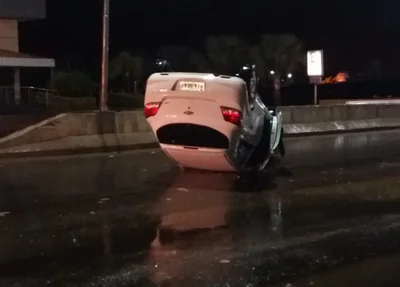 O Veículo capotou em cima da ponte que passa sobre o Rio Veredas