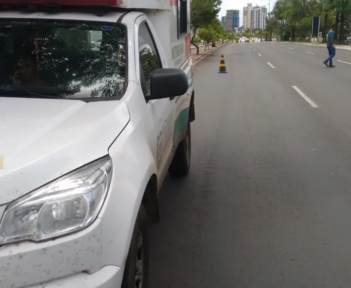 Veículo ficou estacionado em uma das faixas, sinalizado