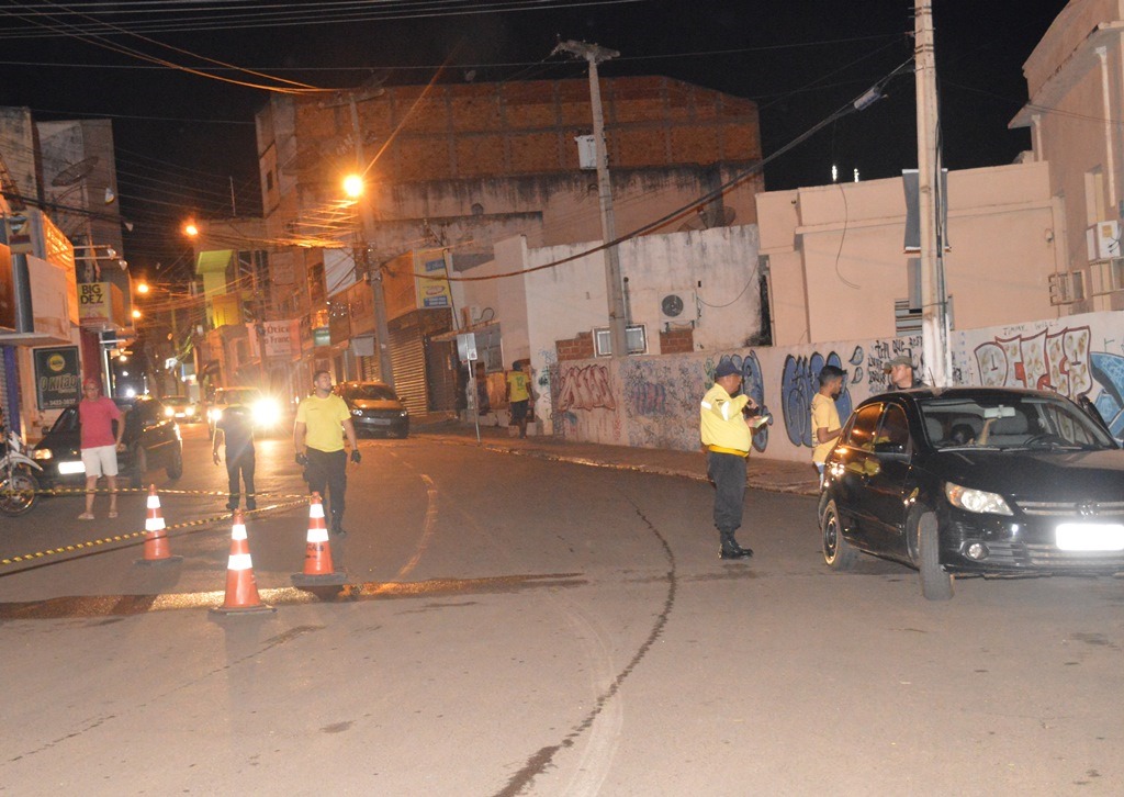 Agentes de trânsito durante blitz em Picos