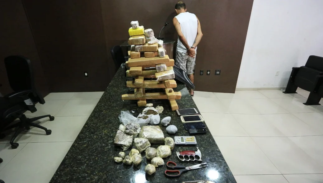 Além de maconha, com James foi encontrado tesoura, celulares e balança