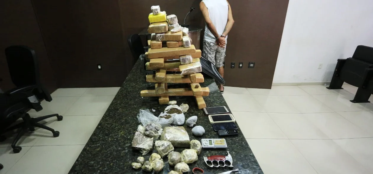 Além de maconha, com James foi encontrado tesoura, celulares e balança