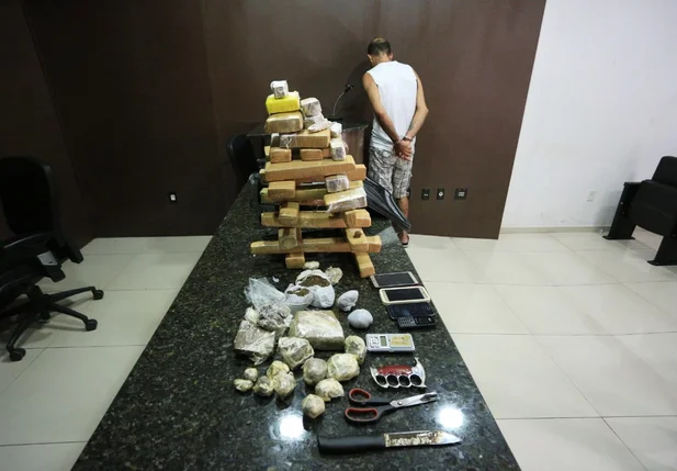 Além de maconha, com James foi encontrado tesoura, celulares e balança