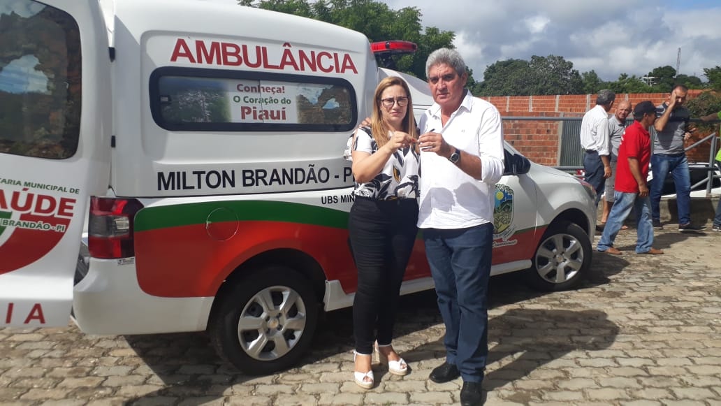 Entrega da ambulância no município de Milton Brandão