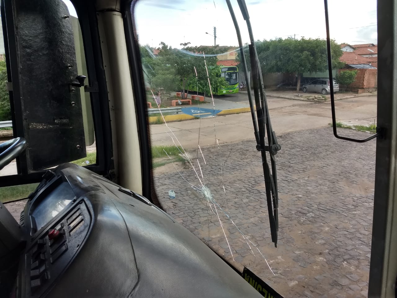 Ônibus depredado por vândalos