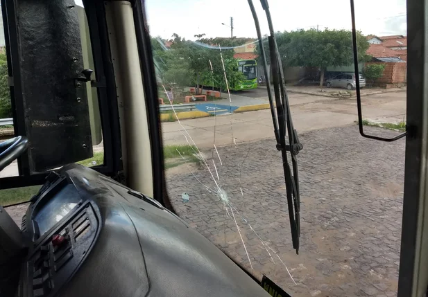 Ônibus depredado por vândalos
