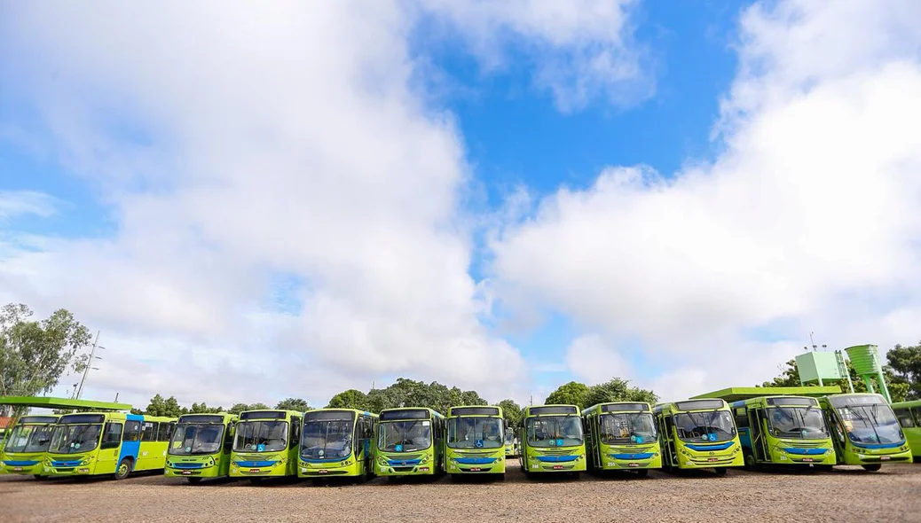 Ônibus na garagem da Emtracol