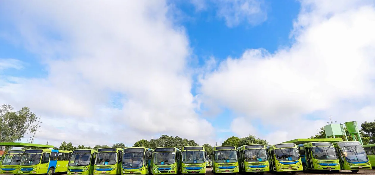 Ônibus na garagem da Emtracol