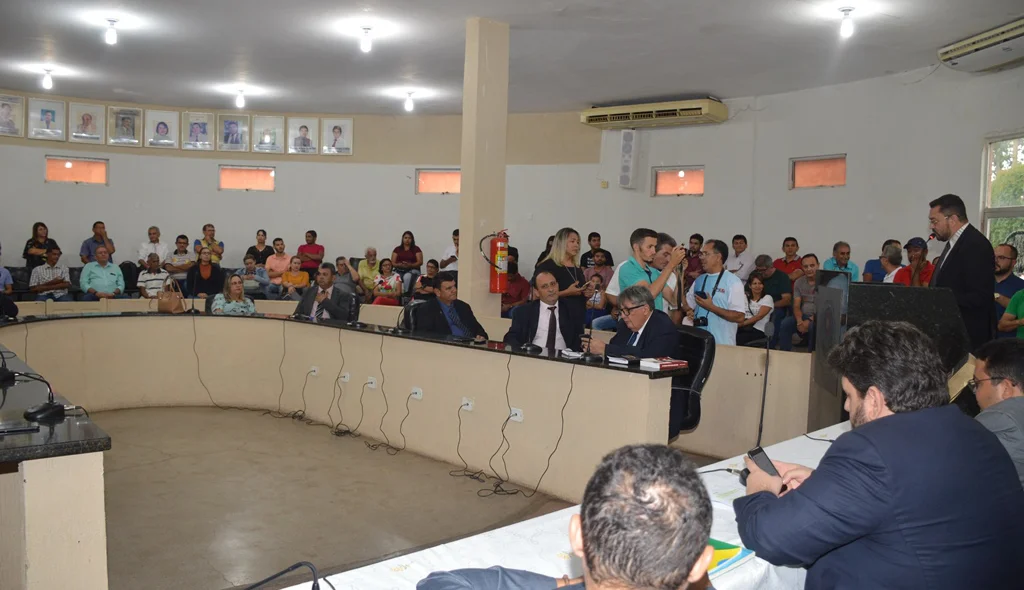 Padre Walmir faz a leitura da mensagem anual