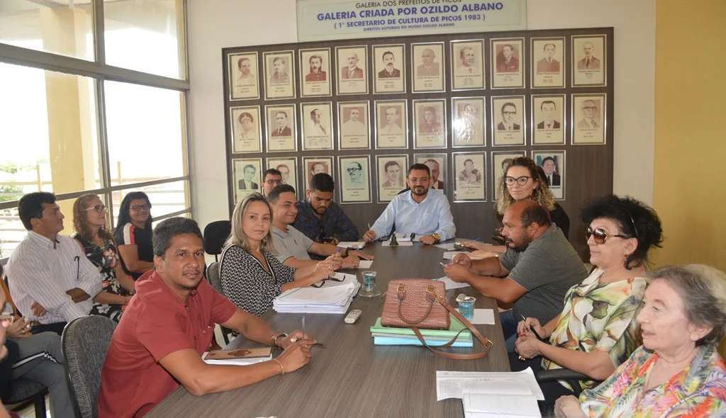 Padre Walmir reúne secretariado