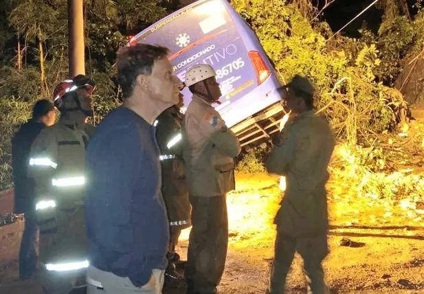 Prefeito Marcelo Crivella acompanha trabalho de apoio às vítimas no Rio de Janeiro