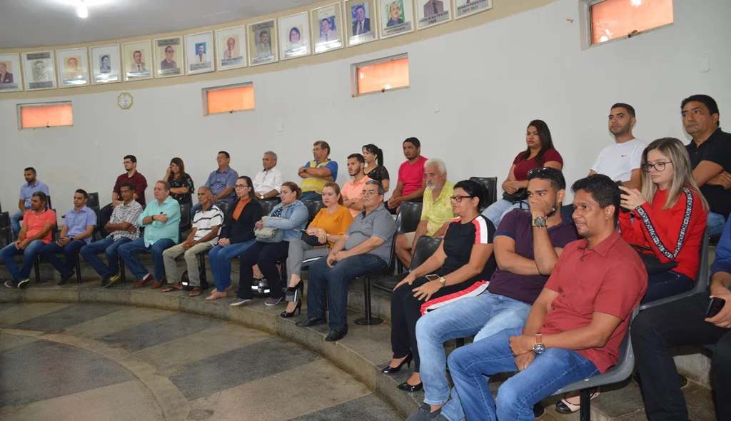 Secretários municipais acompanham sessão solene
