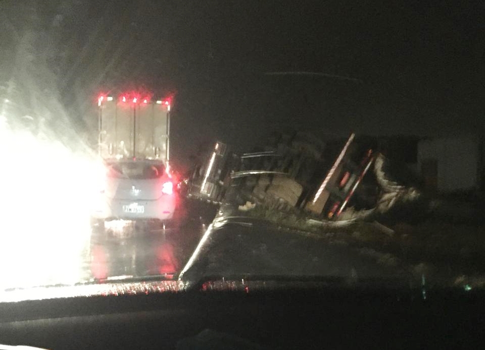 Veículo tombou na BR 316 em Teresina