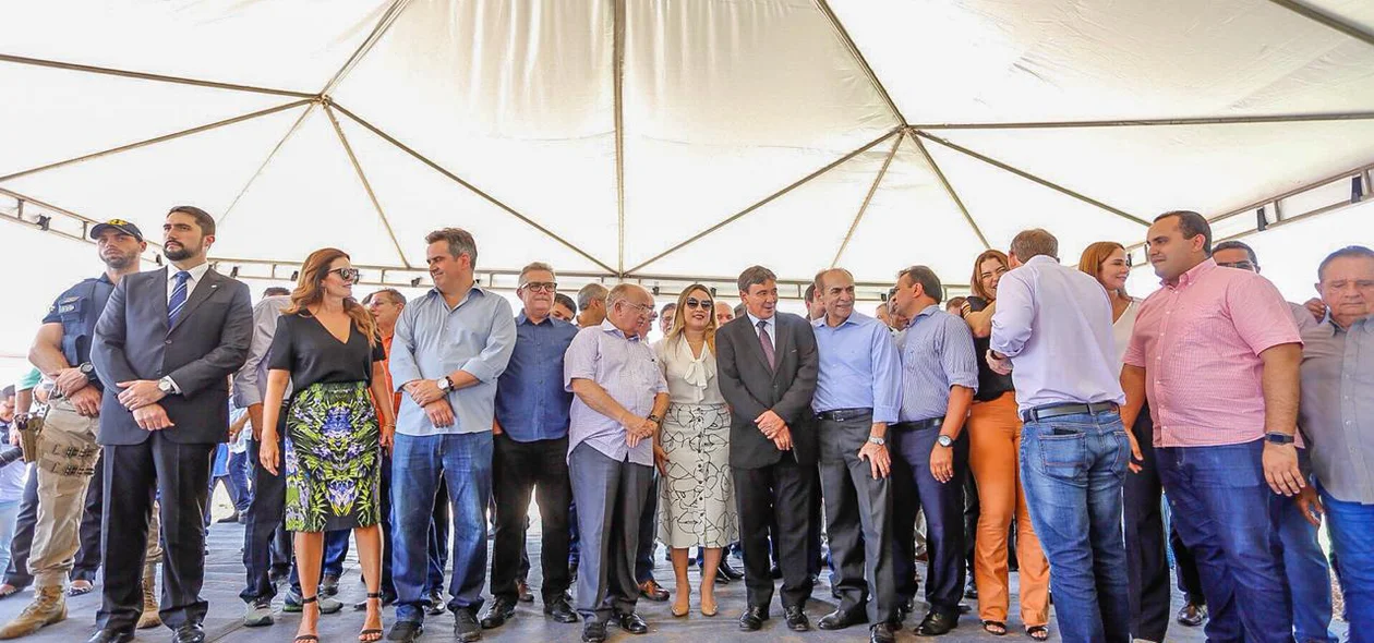 Autoridades políticas em inauguração do Rodoanel de Teresina