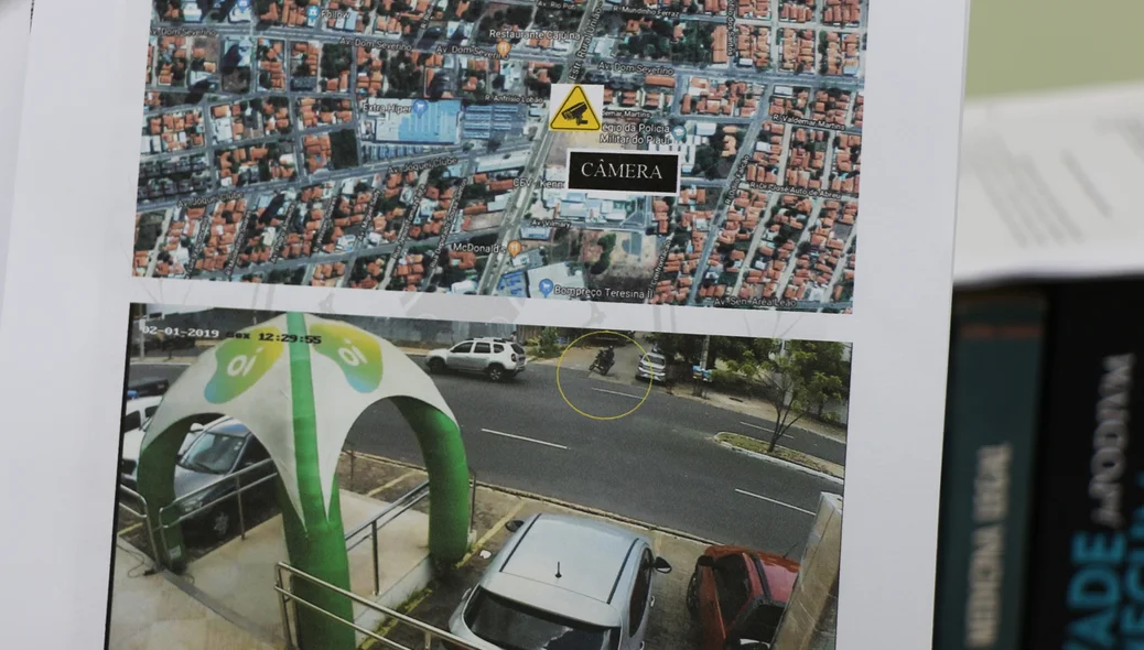 Câmera de segurança flagra acusado de crime e logo depois a vítima surge na imagem