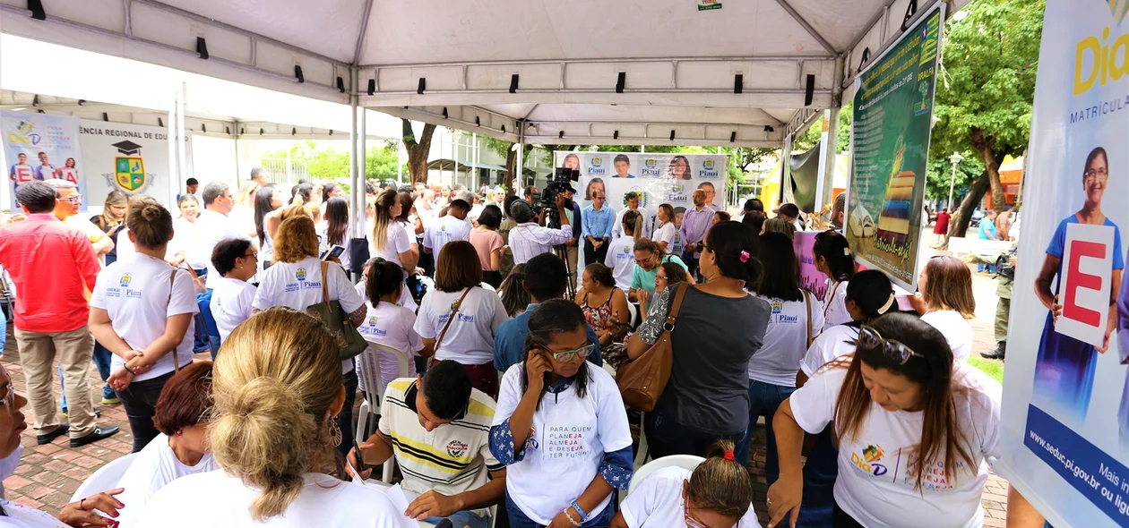 Dia D das matrículas EJA atrairam várias pessoas interessadas no serviço 