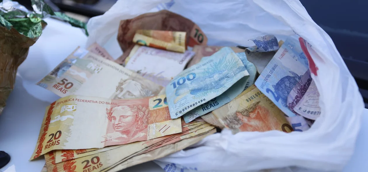Dinheiro encontrado com acusados