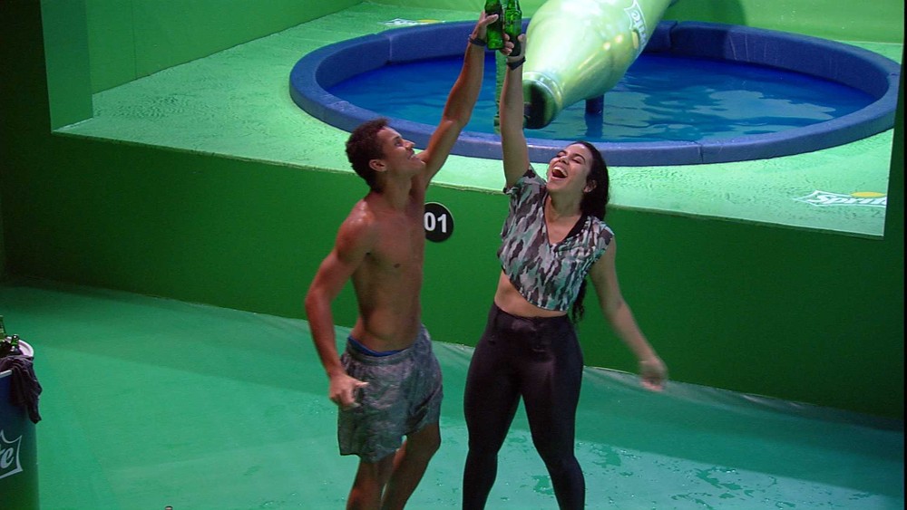 Elana e Danrley comemoram após vencer Prova do Líder