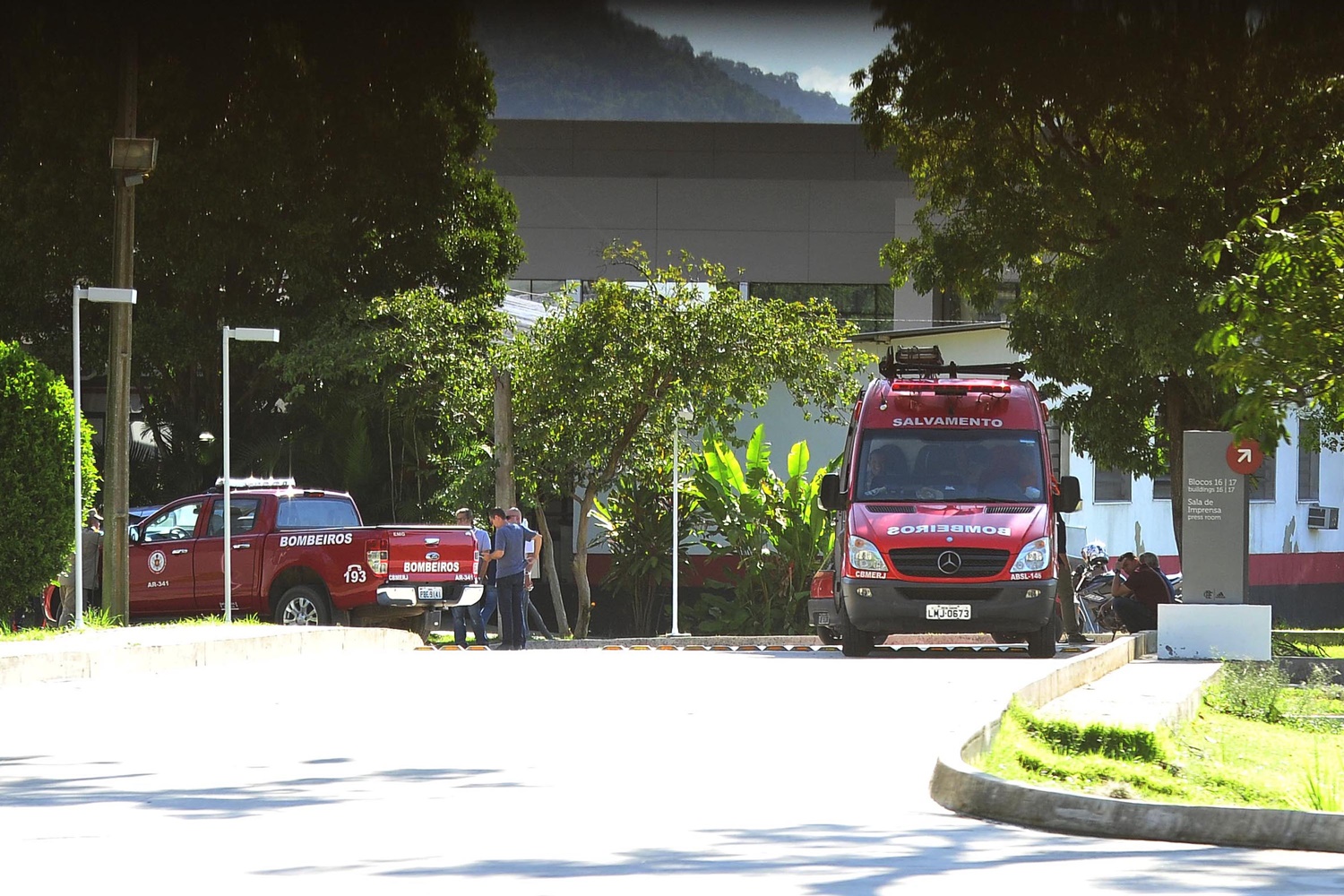 Equipe do Corpo de Bombeiros no CT do Flamengo