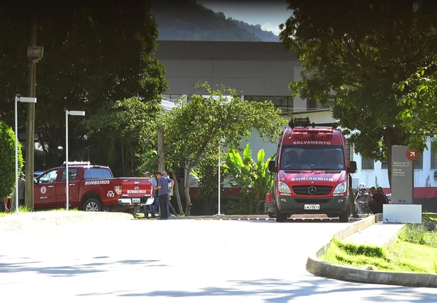 Equipe do Corpo de Bombeiros no CT do Flamengo