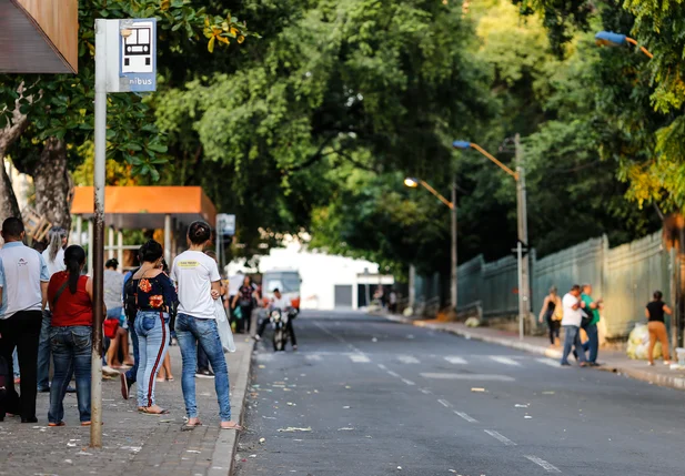 Falta de ônibus prejudica a população 