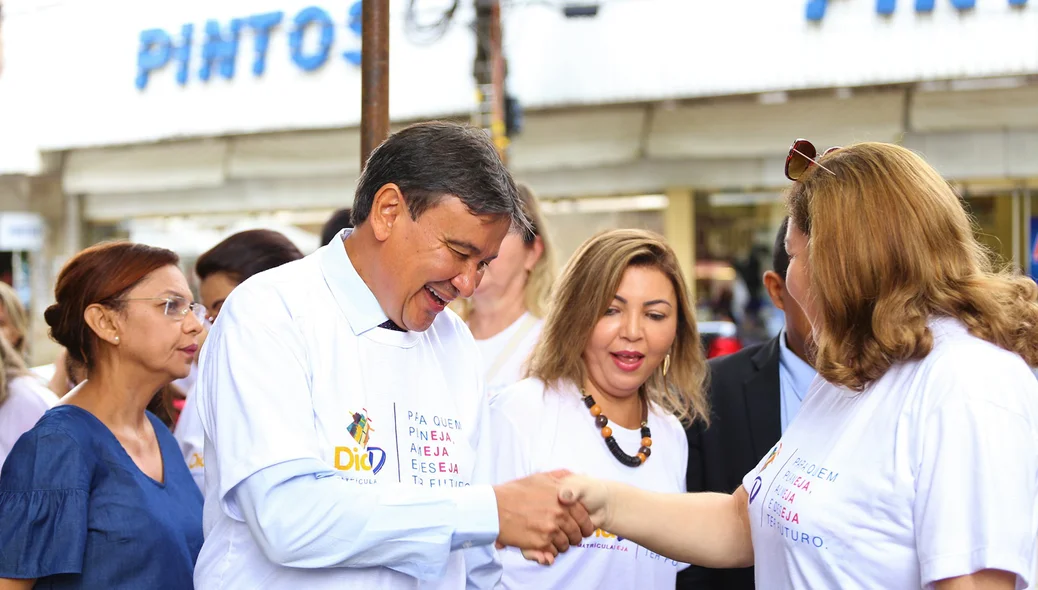 Governador Wellington Dias cumprimentou populares da campanha 
