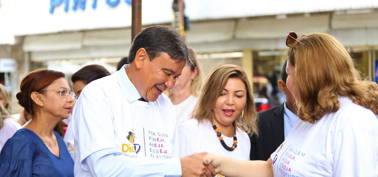 Governador Wellington Dias cumprimentou populares da campanha 