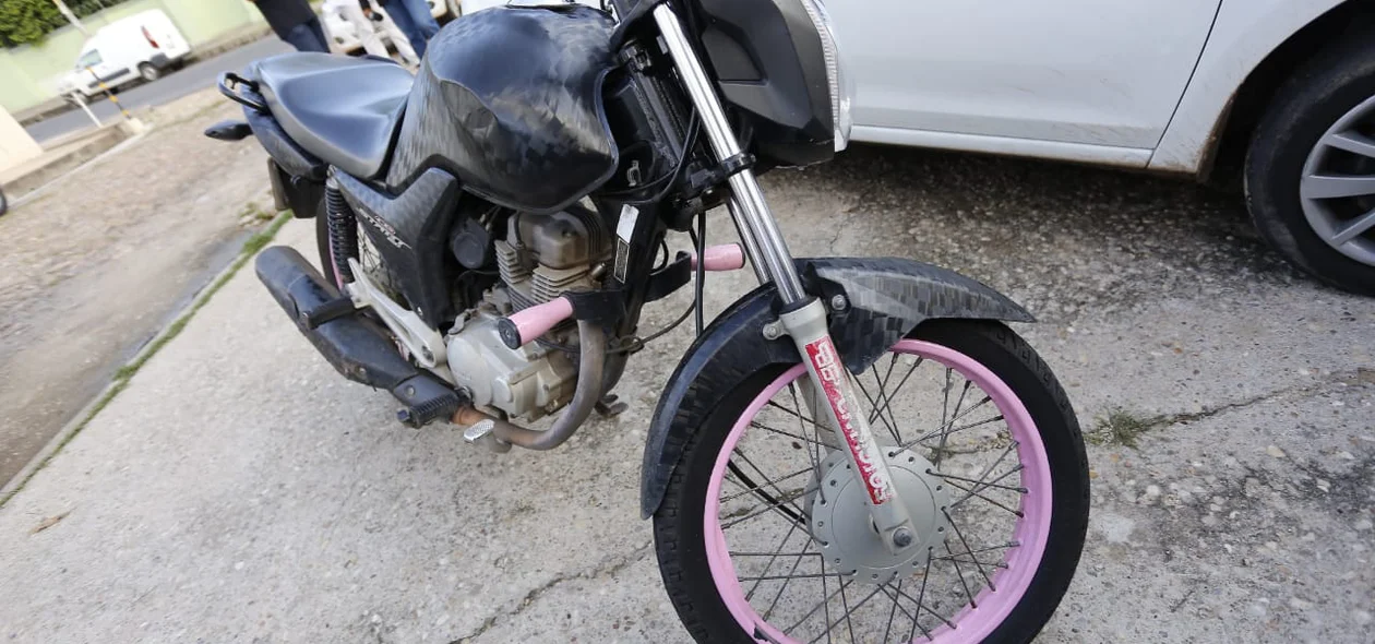 Motocicleta encontrada com acusados