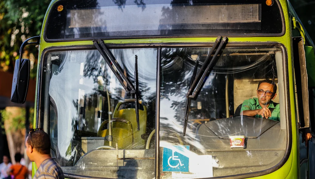 Motorista fica parado na praça da bandeira