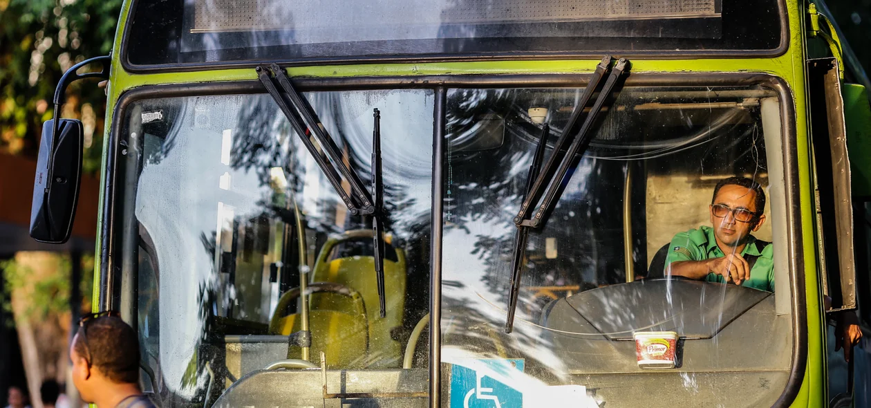 Motorista fica parado na praça da bandeira