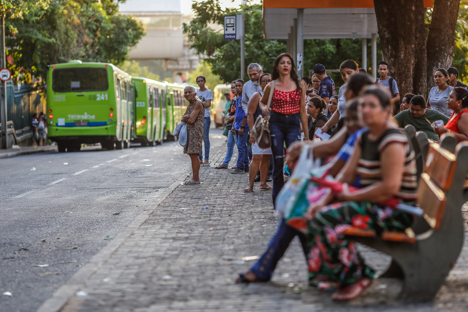População esperando o ônibus 