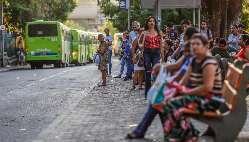 População esperando o ônibus 