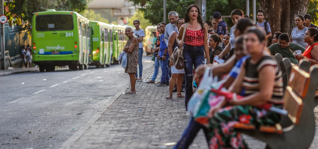 População esperando o ônibus 