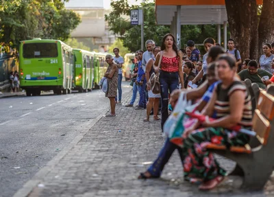 População esperando o ônibus 
