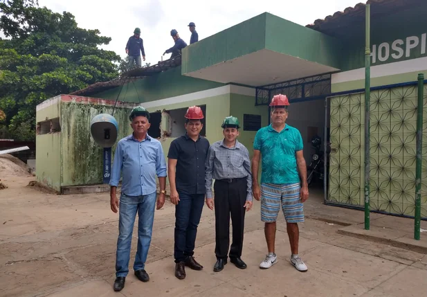 Prefeito de Cocal, Rubens Vieira durante fiscalização de obras